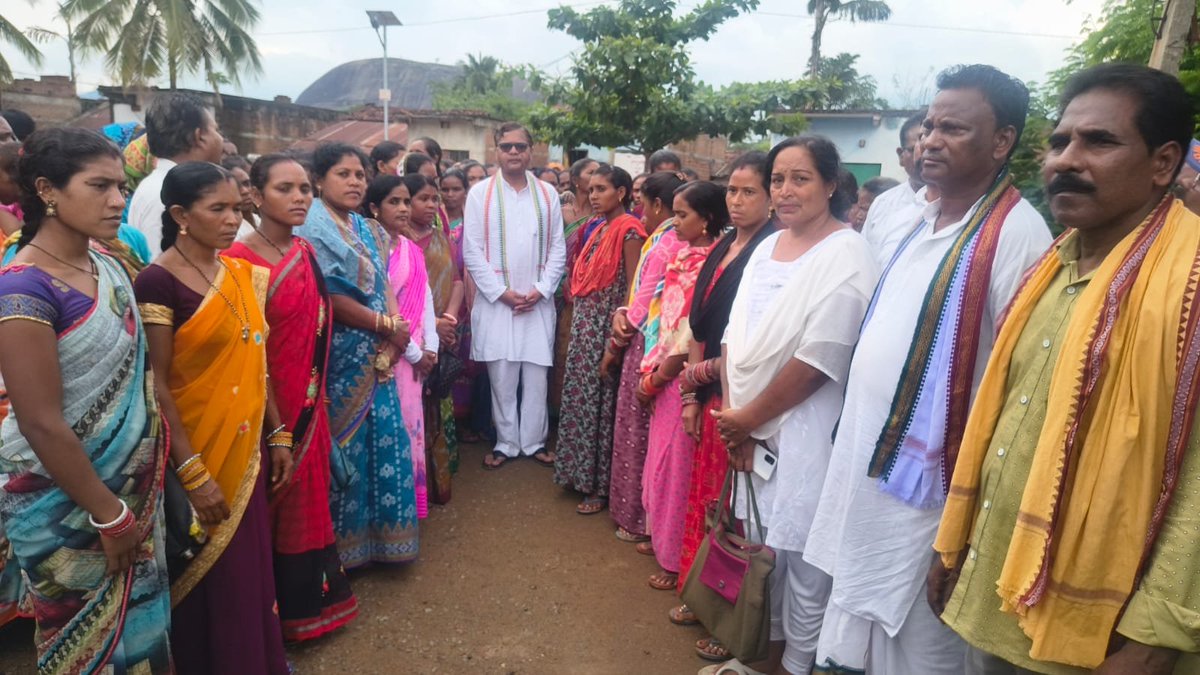 saptagiriulaka's tweet photo. ପିସିସି ସଭାପତି ଶ୍ରୀ ଭକ୍ତ ଚରଣ ଦାସଙ୍କ ନିର୍ଦ୍ଦେଶକ୍ରମେ ରାୟଗଡ଼ା ଜିଲ୍ଲାର କଲ୍ୟାଣସିଂହପୁର ବ୍ଲକ ଅନ୍ତର୍ଗତ ଇନ୍ତା ଲିଗୁଡ଼ା ଗ୍ରାମରେ ଗତ ଜୁନ୍ ୧୬ରେ ଘଟିଥିବା  ଭିଡ଼ ହିଂସାର ଘଟଣାସ୍ଥଳ ପରିଦର୍ଶନ କରି  ସ୍ଥିତି ଅନୁଧ୍ୟାନ କଲି। ପୀଡ଼ିତାଙ୍କୁ ନ୍ୟାୟ ସୁନିଶ୍ଚିତ କରିବା ପାଇଁ କଂଗ୍ରେସ ସଦା ତତ୍ପର ରହିଛି। #Koraput https://t.co/ZM2Kz0yXWf