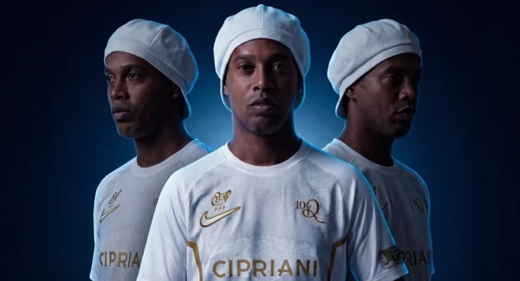 Efsane Futbolcu Ronaldinho Sahalara Dönüyor: Yeni Bir Dönem Başlıyor