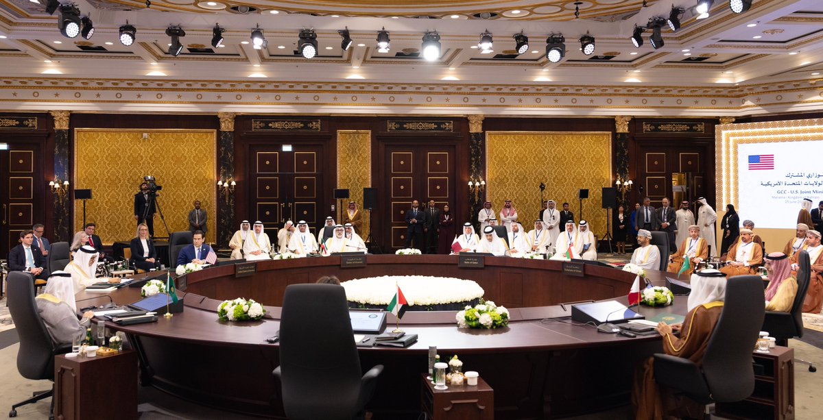 NadeebQa's tweet photo. معالي @MBA_AlThani_ رئيس مجلس الوزراء وزير الخارجية يُشارك في الاجتماع الوزاري المشترك لوزراء خارجية دول مجلس التعاون مع وزير خارجية الولايات المتحدة الأمريكية

جرى خلال الاجتماع استعراض عدد من الملفات الإقليمية وتطوراتها وانعكاساتها على أمن دول المجلس والمنطقة لاسيما الجهود الدبلوماسية المبذولة لتعزيز الأمن والاستقرار في المنطقة

#نديب_قطر | #قطر 🇶🇦