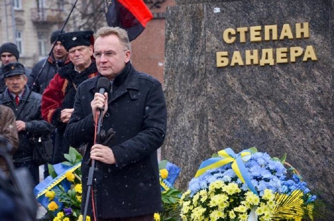 KonradNiznik_'s tweet photo. Mer Lwowa Sadowy. Jawny banderowiec. Goszczony w Gdańsku przez użytecznych idiotow typu Tusk jak wielki bohater i przyjaciel Polski. https://t.co/m1WJLzXvxt