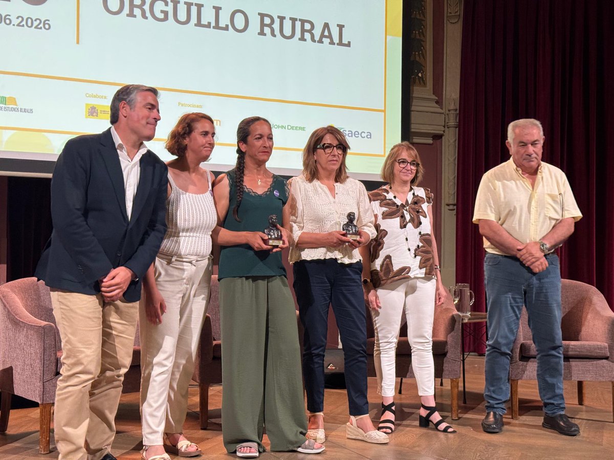 fademur's tweet photo. Las compañeras de @FADEMURPalencia y Ademur Salamanca reciben el Premio Orgullo Rural de la Fundación de Estudios Rurales por su programa de conciliación en el medio rural durante la emergencia que se creó con los incendios del pasado verano. 

“La conciliación es fundamental para que nosotras podamos elegir vivir en el medio rural”

Gracias, compañeros de @UPA_Federal por este reconocimiento 

#PremiosFER2026
#AnuarioUPA2026
#AgriculturaFamiliar