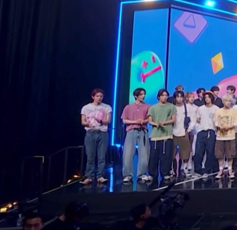 snoolight's tweet photo. am i seeing a rookie artist on the far left who’s got a 6 year career and a daesang… or am i hallucinating? https://t.co/GNkXOMT53p