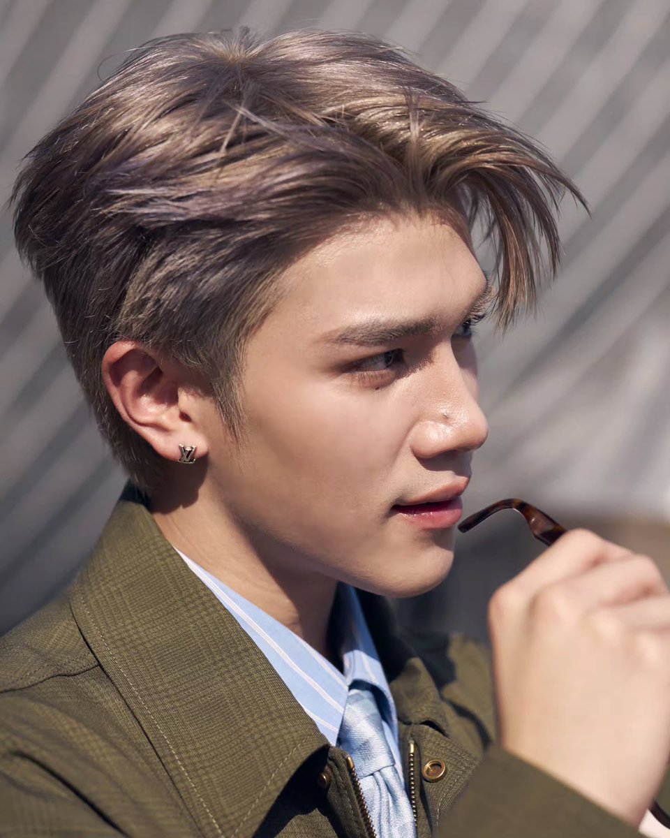 onedayspn's tweet photo. หล่อเนาะ LV ตาถึงมากกก พี่ฝรั่งเกิดและโตที่ปารีส หล่ออย่างกับพระเอกหนังฮอลลีวูด คนส่งแบรนด์ แบรนด์ส่งคน ✨✨✨✨

FOURTH SHINES AT LVSS27 SHOW
#LVMenSS27xFourth #LVMenSS27 #LouisVuitton #Fourthnattawat https://t.co/IfJokgNGST