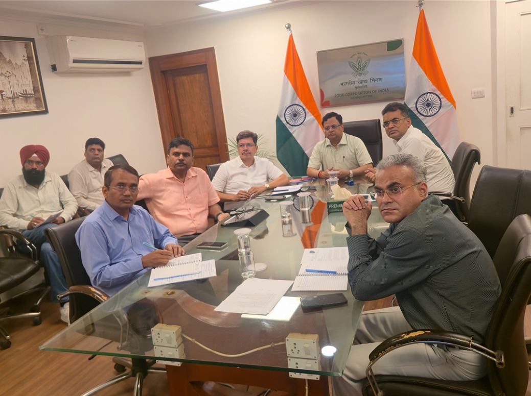 FCI_India's tweet photo. डॉ. अजीत कुमार सिन्हा, कार्यकारी निदेशक (एस एंड सी) की अध्यक्षता में क्षेत्रीय अधिकारियों के साथ भंडारण से संबंधित महत्वपूर्ण विषयों एवं लंबित समस्याओं की समीक्षा बैठक आयोजित की गई। बैठक में भंडारण व्यवस्था की वर्तमान स्थिति, चुनौतियों, संसाधनों के बेहतर उपयोग तथा कार्यकुशलता में वृद्धि हेतु आवश्यक उपायों पर चर्चा की गई।

@mygovindia @fooddeptgoi @PIB_India @JoshiPralhad @Nimu_Bambhaniya @blvermaup 

#FCI #FoodSecurity #StorageManagement #WarehouseManagement #teamfci