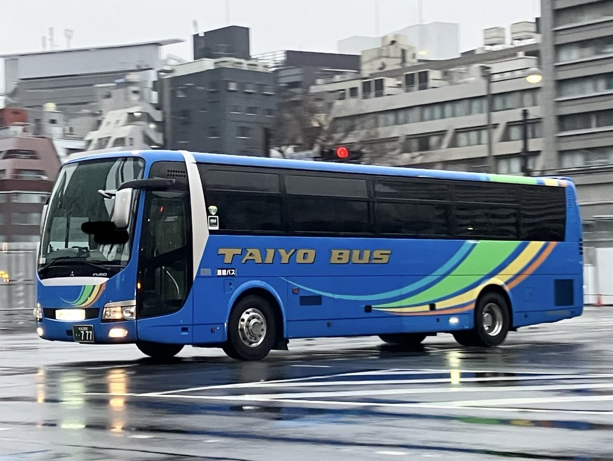 Ra_i_u_e_o's tweet photo. 東京編
今回は太陽バスのエアロエースです。
ジャムジャム受託の事業者としてはかなり意外だった同社、東京朝発の便は同社担当なことが多かったです。
公式側にちゃんと撮ることができたのはMS96のみですが、他にMS06が入っているのも見かけました。
この3台正席41席補助席無しみたいです。
#太陽バス https://t.co/6RYPxM4kqS