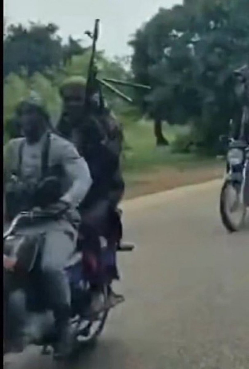 N67063Great's tweet photo. Vigilante vs INEC officers

By bayo https://t.co/XOpFm3StPE