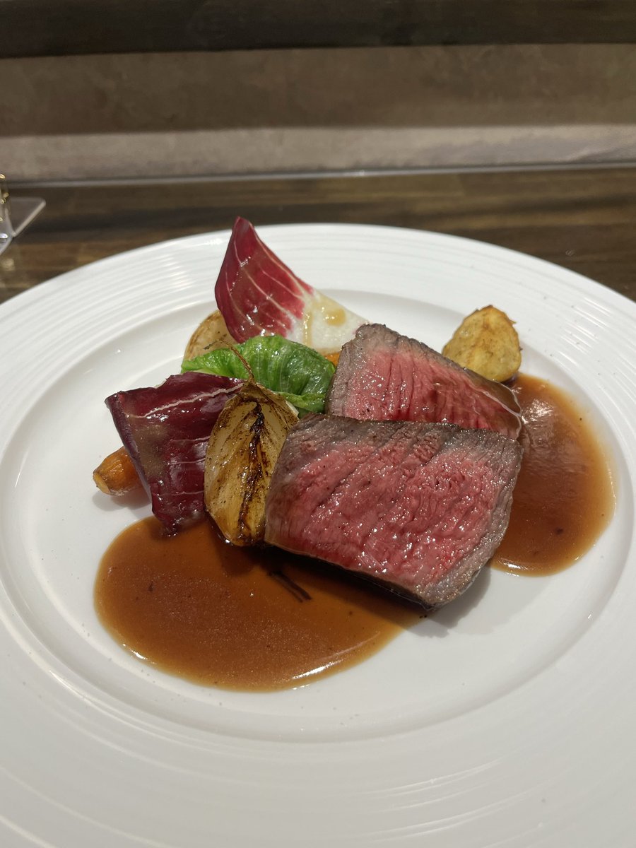 88ccnt's tweet photo. 深川リゾット、薩摩牛のロースト、チョコ味のリオレ&amp;アメリカンチェリー&amp;おまけの山形産さくらんぼ🍒アイスはキャラメル味&amp;島バナナ🍌島バナナアイスは酸味があってムチムチ😊 https://t.co/P2mSUQuRhl