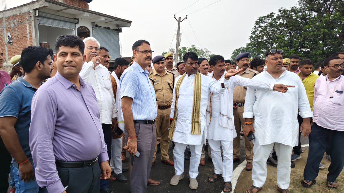 Cdosknagar's tweet photo. माननीय मुख्यमंत्री जी के जनपद में संभावित भ्रमण दृष्टिगत धनघटा सर्किल के ग्राम बसवारी के प्राचीन शिव मंदिर बैजूधाम मंदिर स्थली के निकट श्रीमान जिलाधिकारी महोदय एवं श्रीमान पुलिस अधीक्षक महोदय द्वारा माननीय धनघटा विधायक जी के साथ स्थलीय निरीक्षण किया। https://t.co/R4Yddobljj