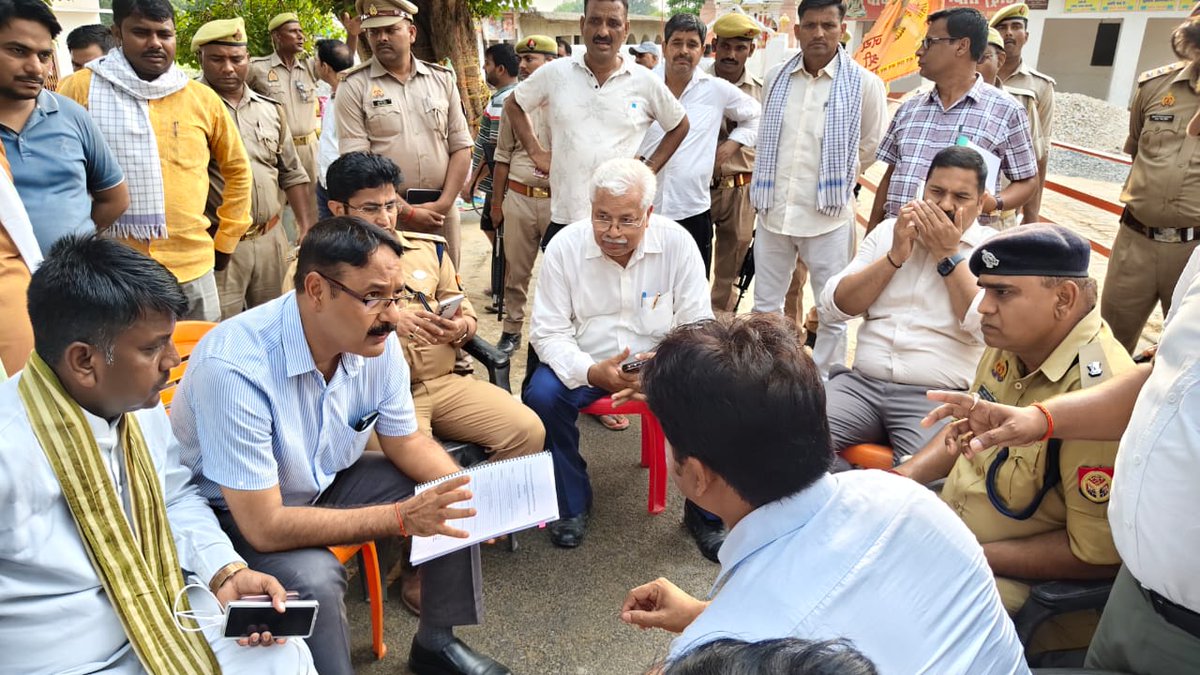Cdosknagar's tweet photo. माननीय मुख्यमंत्री जी के जनपद में संभावित भ्रमण दृष्टिगत धनघटा सर्किल के ग्राम बसवारी के प्राचीन शिव मंदिर बैजूधाम मंदिर स्थली के निकट श्रीमान जिलाधिकारी महोदय एवं श्रीमान पुलिस अधीक्षक महोदय द्वारा माननीय धनघटा विधायक जी के साथ स्थलीय निरीक्षण किया। https://t.co/R4Yddobljj