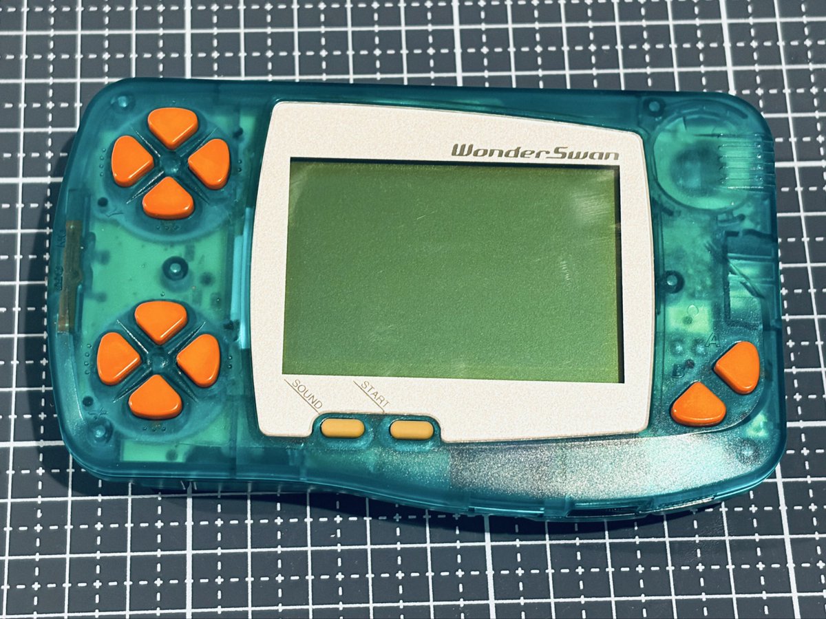 Skxsrsh's tweet photo. ジャンクで買ったワンダースワン

ビネガーシンドロームだけの不具合だったのでフィルム貼り替えと内部清掃🧹

試しにボタンをオレンジに染色してみました🍊
タートルズっぽくなって良い🐢

#ワンダースワン https://t.co/965I7i5tw6