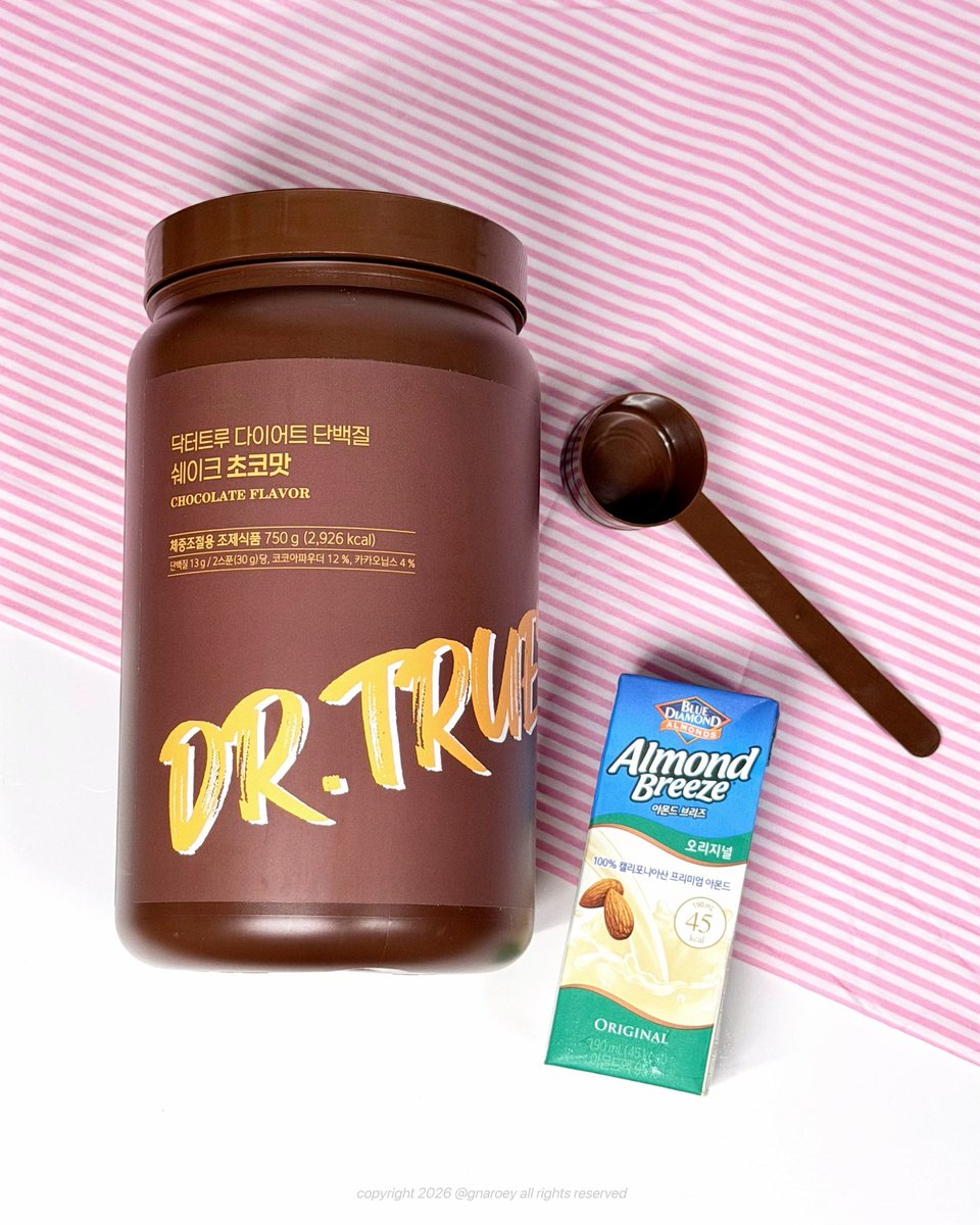 gnaroey's tweet photo. #협찬 #RT이벤트 @Drtrue_

🤎이 글을 RT 해주신 3분께
닥터트루 단백질 쉐이크 초코맛 선물로 보내드려요! 

단백질 쉐이크 비린 맛 싫어하시는 분들…
저 초코맛엔 더욱 깐깐한 편인데 🍫

닥터트루 다이어트 단백질 쉐이크 초코맛은
특유의 비린 맛이나 텁텁함이 적고
연하게 마실 수 있어서 괜찮더라구요 🤎

전문의가 직접 배합한 체중조절용 조제식품이라
다이어트하면서 간편하게 챙겨먹기 좋았어요!
(사실 저는 입 터짐 방지 간식으로 먹어요 ㅎㅎ)

현재 6/22~7/5 동안 넾다 세일도
진행 중이라고 하니 관심 있으신 분들은 참고해보세요 ✨

🔗 https://t.co/LtvSLXEsW3