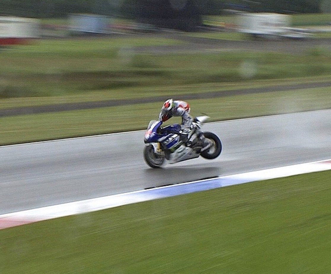 AllMotorsport46's tweet photo. LA MAYOR HEROICIDAD DE LA HISTORIA 
Jueves 27 de junio, Lorenzo se rompe la clavícula tras una volada en la zona más rápida del circuito, se va directo a Barcelona pq no lo pueden operar en Holanda.

En la madrugada del jueves al viernes lo operan, unas horas después coge un vuelo y se planta en Assen, sale al wup y queda a 0.7 del mejor tiempo, en carrera sale el 12, a mitad de carrera era 4 y recortando tiempo a las Honda y Rossi, pero acaba cediendo debido al dolor y termina 5

De la operación a la carrera pasaron solo 34h

Hacer este tipo de cosas solo los elegidos lo pueden hacer