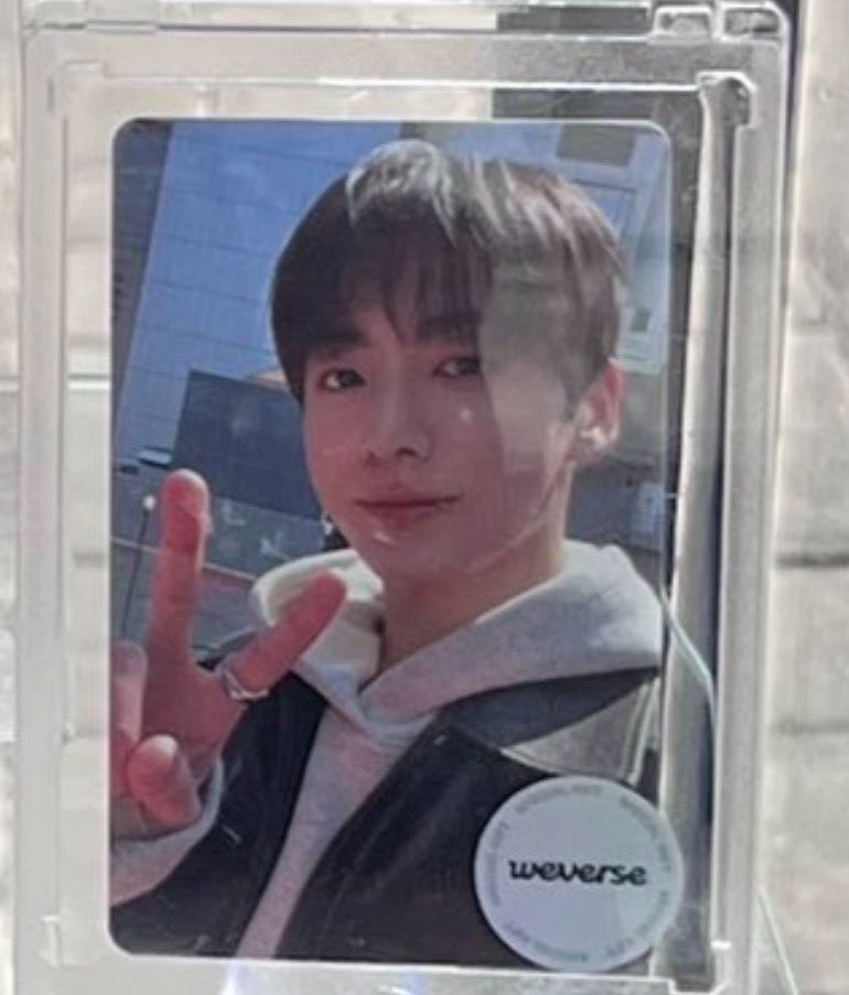 reverieguk's tweet photo. jungkook nunca posta fotos dele mesmo mas perceba que todas as fotos que ele tira são pra photocard https://t.co/hmSa42rO8A