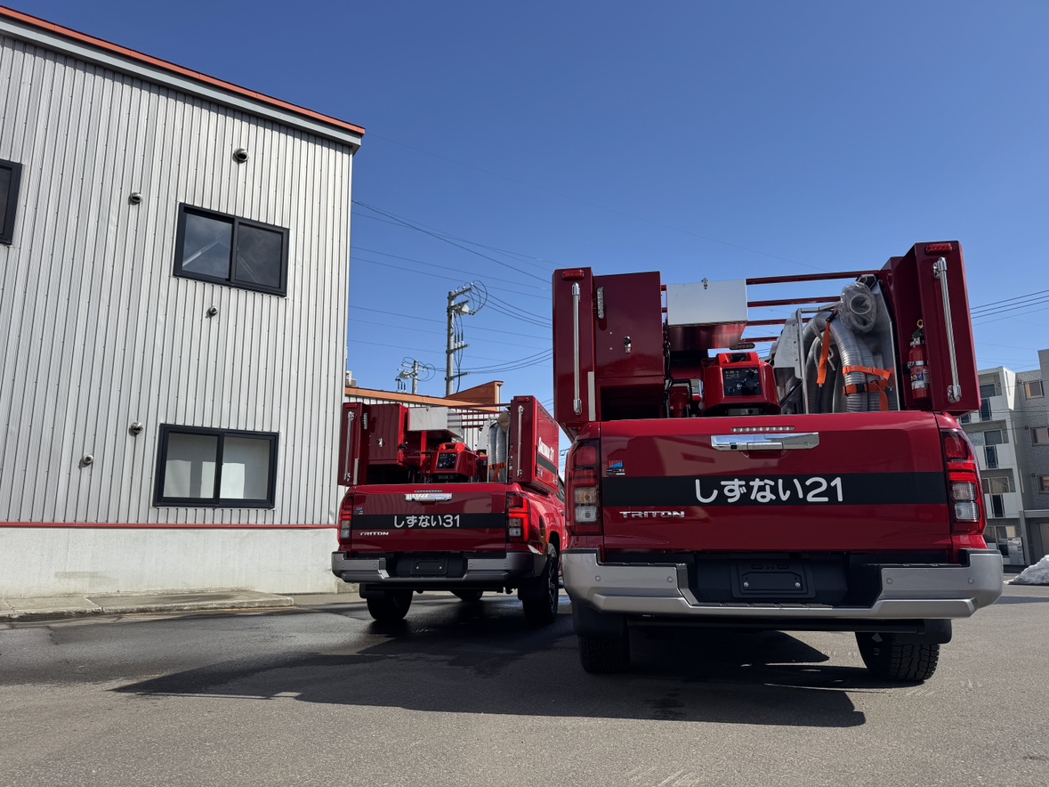 nini_shoukai's tweet photo. 全国でも珍しい #トライトン ベースの #ポンプ付積載車　です。省スペースながら積載力抜群(65mm #ホース 15本積載)。乗用SUVベースでいかなる現場へも対応できる走破性。#ポンプ、吸管オリジナル引き出し装置による身体的負荷の少ない活動を実現しました。#消防車 #積載車 #二二商会 https://t.co/lQh70W08Eb