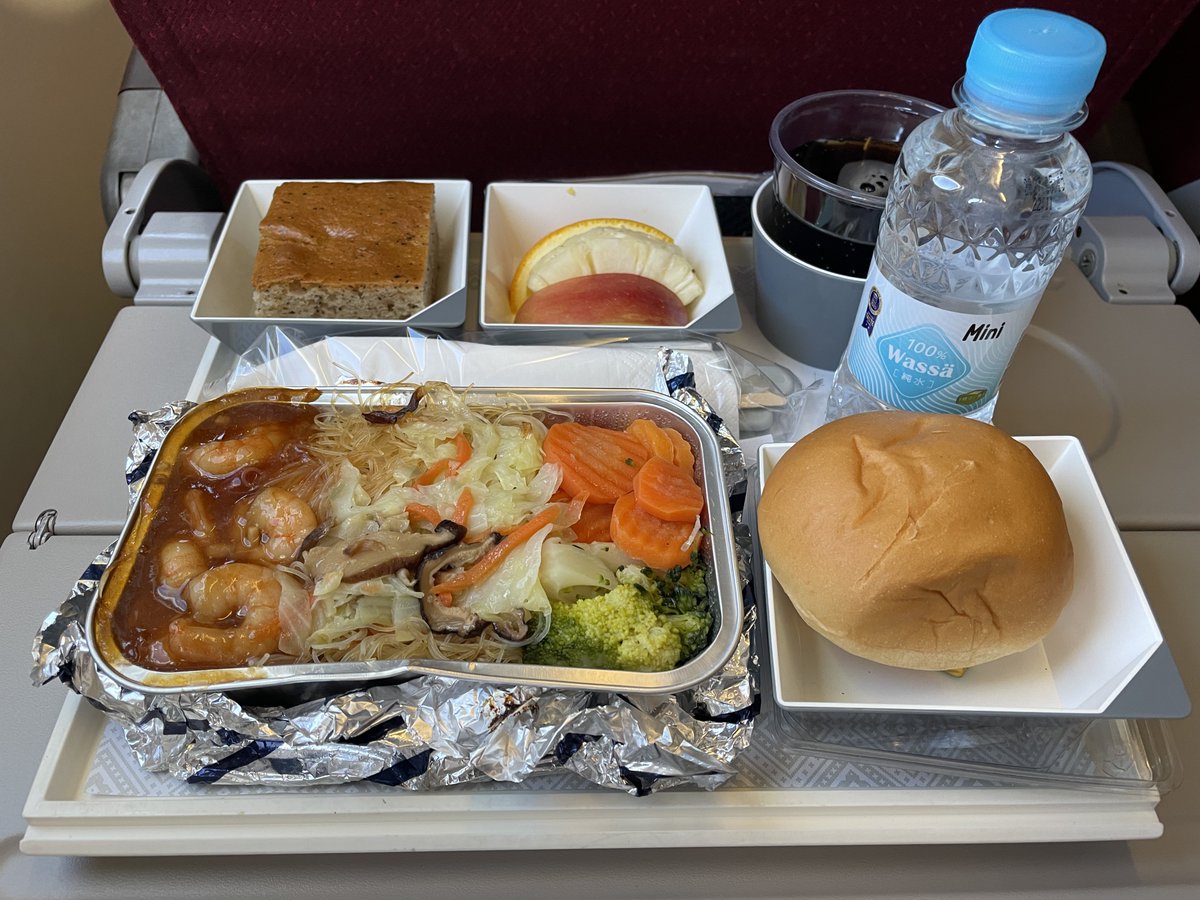 soda__MH's tweet photo. 6/21 TPE-KUL MH367 Y 機内食

メインの選択肢はシーフードヌードルorチキンライスで、🍜にしました。
相変わらずスパイシーだけどエビやら魚やらの具材が大きめで良かった👍
それ以外はまあこんなもんか…という感じ🤣 https://t.co/y5SmmDCJCR