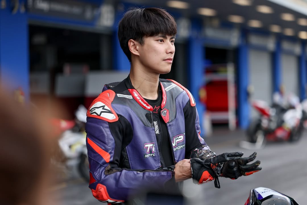 Ohmpuwat's tweet photo. @gmmuIes I hope it’s not too late to introduce myself. My name is 𝘖𝘩𝘮 𝘗𝘢𝘸𝘢𝘵 𝘊𝘩𝘪𝘵𝘵𝘴𝘢𝘸𝘢𝘯𝘨𝘥𝘦𝘦, and I was born on March 22, 2000. I am currently working as an actor under 𝘎𝘔𝘔𝘛𝘝, and being racer under 𝘠𝘢𝘮𝘢𝘩𝘢 𝘛𝘕𝘗 𝘗𝘛𝘛 𝘓𝘶𝘣𝘳𝘪𝘤𝘢𝘯𝘵𝘴.

( cont. ) https://t.co/JI45lFhPJN