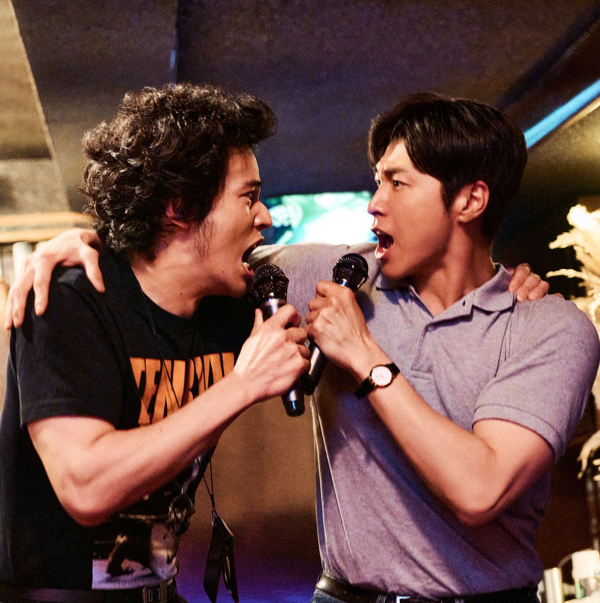 movietokyoburst's tweet photo. ❯❯❯❯ 裏𝗧𝗢𝗞𝗬𝗢𝗕𝗨𝗥𝗦𝗧
━━━━━━━━━━

リンダリンダ歌唱シーンでの相葉とチェ・シウは内田監督も驚くほどのはっちゃけぶりだったそう。自然と肩を組んだ二人はまさに最悪で最高なバディ。

撮影した店舗が揺れるほどの盛り上がりで相葉四郎とチェ・シウが心通わせる印象的なシーンとなりました。

『#𝗧𝗢𝗞𝗬𝗢𝗕𝗨𝗥𝗦𝗧-#犯罪都市-』絶賛公開中🔥