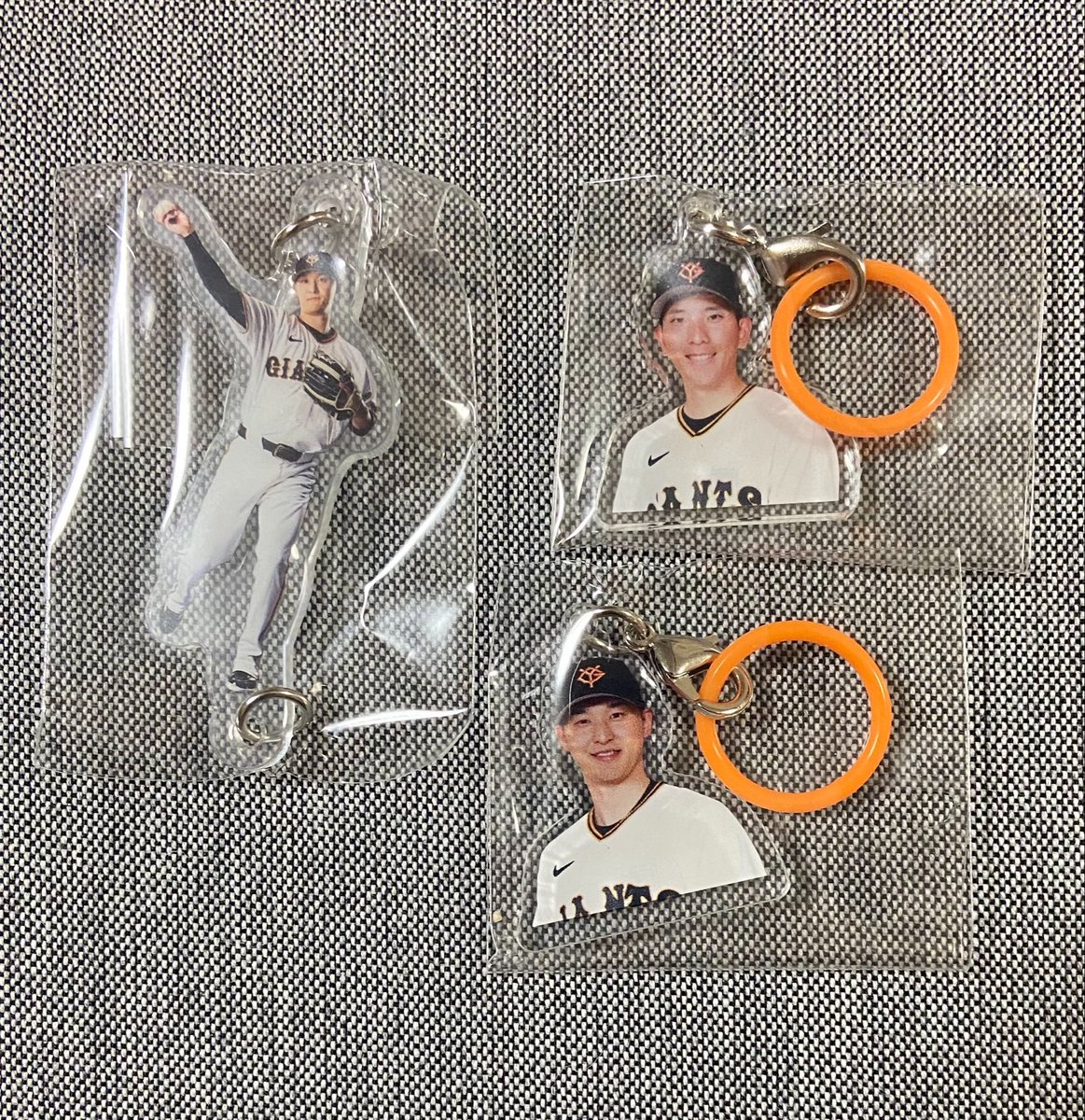 krm_m4b's tweet photo. ジャイアンツ GIANTS 巨人
つながるアクリルチャーム ガチャ 交換

【譲】 
吉川つながるチャーム、めじるし顔
戸郷めじるし顔

【求】 ⭕️のもの
　坂本のユニフォーム、顔
　山崎のつながるチャーム

郵送を希望しております📮
異種交換難しいかと思いますが、お気軽にお声掛けください 。 https://t.co/1tkqQjutIU