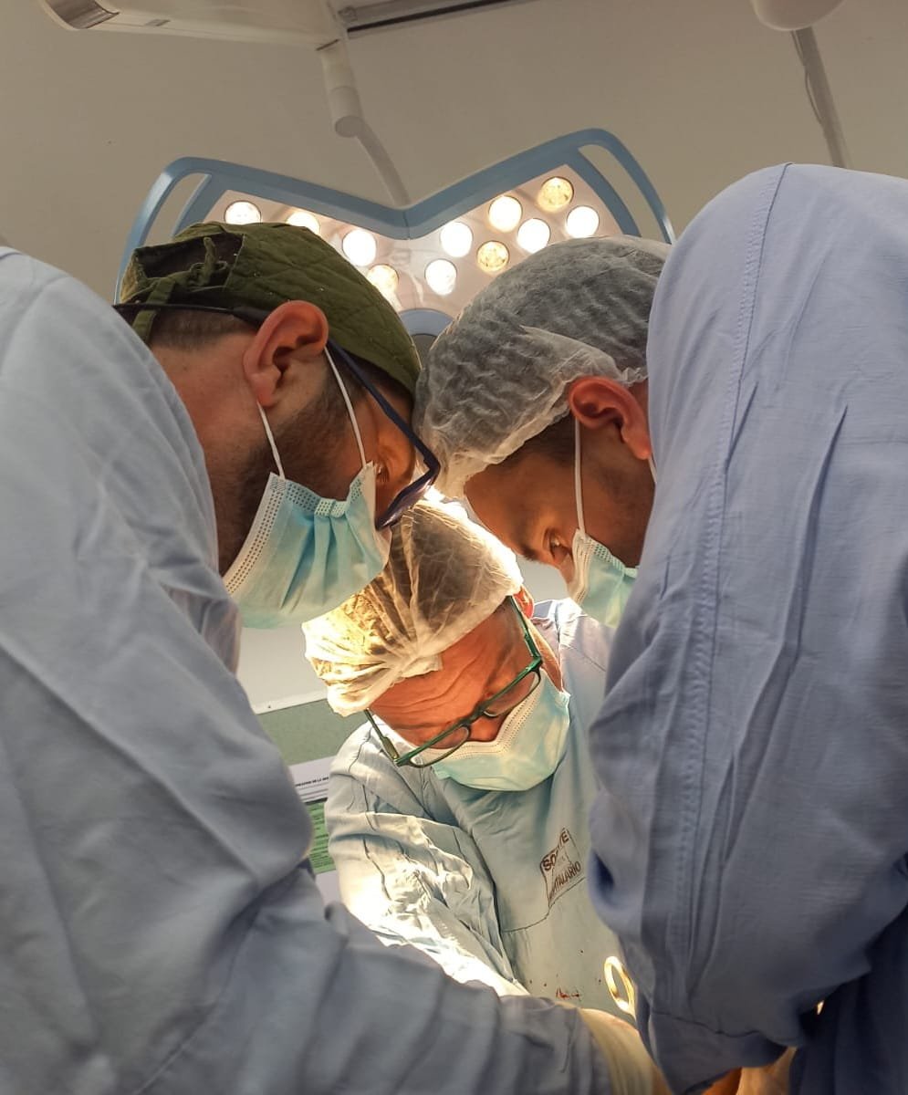 MuniCba's tweet photo. 🏥 Este año, nueve procesos de procuración realizados en el Hospital de Urgencias permitieron concretar 22 trasplantes.

En los primeros meses del año, 22 personas en lista de espera de distintos puntos del país recibieron un trasplante a partir de los procesos de procuración realizados en el Urgencias.

Se concretaron trasplantes hepáticos, renales y de córneas, que mejoraron la calidad de vida a pacientes de entre 17 y 84 años. Además, se realizaron procedimientos de implante de tejido óseo.

📲 Más información: https://t.co/6eGPhFaBmy