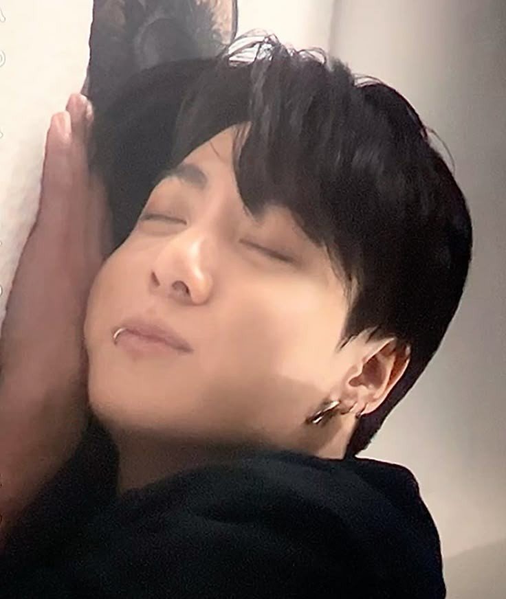 hey jungkook⁷ tweet media