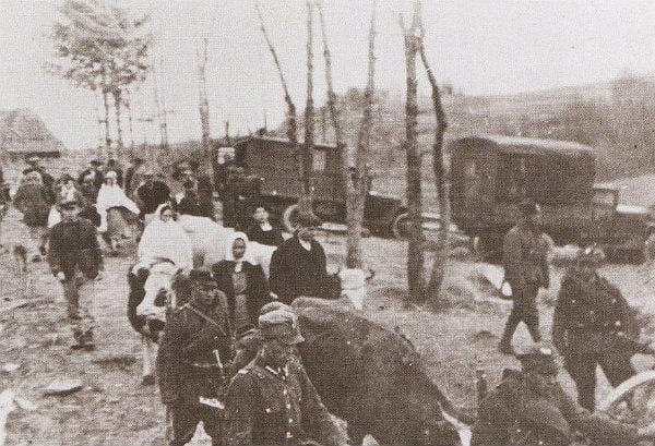 PetrenkoAndryi's tweet photo. Операція «Вісла» (1947 рік) — це одна з найтрагічніших сторінок української історії XX століття. Це була військово-політична акція польського комуністичного режиму, спрямована на депортацію українського населення з його етнічних земель (Лемківщина, Надсяння, Підляшшя, Холмщина) до північно-західних регіонів Польщі.
Нижче наведено розширений, структурований та історично точний текст, який детально описує участь Корпусу внутрішньої безпеки (КВБ) «Познань» у цих подіях.

Депортація українців у 1947 році: Роль Корпусу внутрішньої безпеки «Познань»
У квітні 1947 року для реалізації операції «Вісла» польська влада створила спеціальну оперативну групу «Вісла» (Grupa Operacyjна «Wisła»). До її складу увійшли не лише регулярні армійські дивізії, але й підрозділи **Корпусу внутрішньої безпеки (Korpus Bezpieczeństwa Wewnętrznego — KBW)** — спеціальних військ, створених за радянським зразком для боротьби з внутрішнім опором.
Одним із ключових з'єднань, кинутих на депортацію цивільного населення, стала Спеціальна дивізія КВБ «Познань» (СД КВБ «Познань»).

Передіслокація та зона відповідальності
У середині квітня 1947 року частини КВБ «Познань» було терміново перекинуто із західних районів Польщі на південний схід — у Люблінське та Ряшівське воєводства. Військові підрозділи розгорнули свої штаби у районах міст Сянік, Ліско, Перемишль та Горлиці.
Головним завданням дивізії «Познань» було повне очищення визначених районів від українського та змішаного (українсько-польського) населення.

Хроніка та методи виселення
Процес депортації, який здійснювали солдати КВБ «Познань», відбувався за жорстким і чітко відпрацьованим алгоритмом:
 Раптове оточення: Села блокувалися на світанку. Солдати виставляли пости по периметру, унеможливлюючи втечу селян до лісу.
 Жорсткий ліміт часу: Українським родинам давали від 2 до 5 годин на збори. Люди перебували в стані глибокого психологічного шоку.
 Обмеження майна: Дозволялося брати лише найнеобхідніший одяг, трохи продуктів і дрібний інвентар. Більшість худоби та майна залишалися польським переселенцям або конфісковувалися державою.
 Марші до збірних пунктів: Конвої КВБ пішки гнали колони людей (серед яких були старі, жінки та немовлята) на відстані в десятки кілометрів до залізничних станцій.
Історичний факт: Офіційним приводом для залучення КВБ «Познань» була «ліквідація підпілля УПА». Проте на практиці солдати корпусу воювали не стільки з озброєними повстанцями, скільки виконували функцію карально-депортаційних загонів проти мирних мешканців, руйнуючи тилову базу українського визвольного руху.

Наслідки дій підрозділів «Познань»
Внаслідок оперативності та жорсткості дій Корпусу внутрішньої безпеки «Познань» тисячі українських сіл на Лемківщині та Бойківщині припинили своє існування.
Показник | Масштаб та наслідки акції

Етнічна чистка - Віковічні українські автохтонні землі були повністю знелюднені. |
Доля майна - Залишені хати руйнувалися, спалювалися або заселялися етнічними поляками.
Фільтрація - Спільно з органами безпеки солдати КВБ виявляли «благонадійних» осіб. Тих, кого підозрювали у зв'язках з УПА, відправляли до концтабору в Явожно. |
Асиміляція - Депортованих розпорошували на «Повернутих землях» (захід Польщі) — не більше кількох родин в одному населеному пункті, щоб прискорити їхню повну поляризацію. 
Дії солдатів КВБ «Познань» у 1947 році стали інструментом тоталітарної політики, що призвела до розпорошення української громади в Польщі та знищення унікальної матеріальної і духовної культури українців Закерзоння.

Автор: @petrenkoandryi