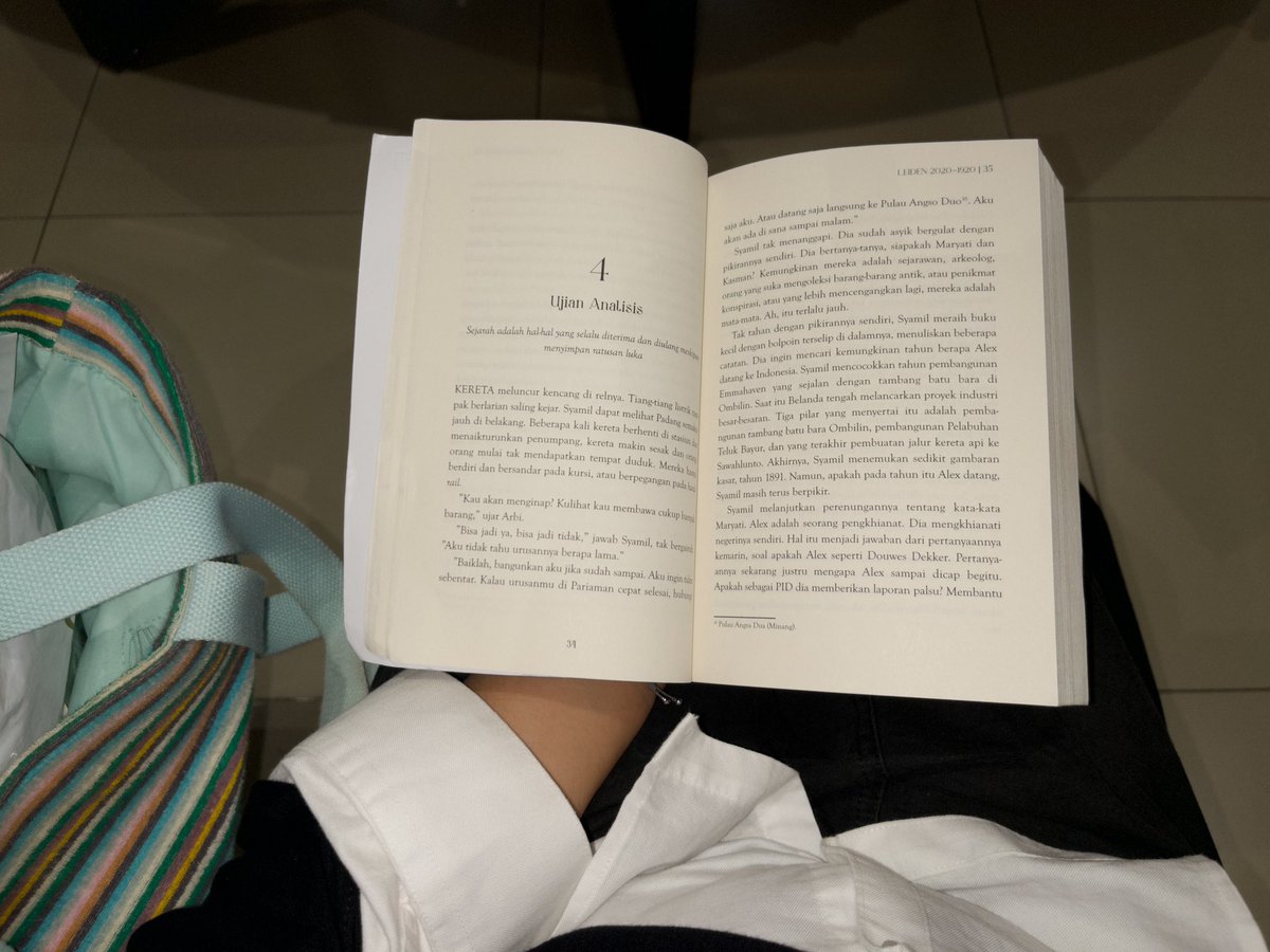 seakissu's tweet photo. menemukan buku menarik di gramedia! aku cuma ingin mencari ketenangan dan tenggelam diantara ribuan buku, tiba-tiba buku ini menarik perhatianku—LEIDEN 2020-1920. tidak terasa sudah membaca 4 babak, akan datang kembalii🔖 https://t.co/8lf5l0WZxG