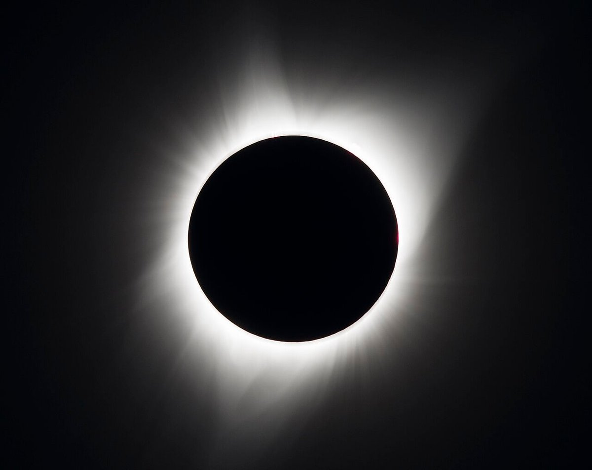 konstructivizm's tweet photo. ☀️ If nuclear fusion in the Sun were to stop

For the first 10,000 years, there would be almost no visible change: the star would continue to shine as if everything inside were still functioning as before.

Then, a slow and strange "death" would begin: the Sun would contract, briefly brighten a little, and continue to shine for tens of millions of years powered by gravitational heat.

However, one signal would reveal the catastrophe almost immediately: the flow of neutrinos would cease just eight minutes after fusion stopped.
