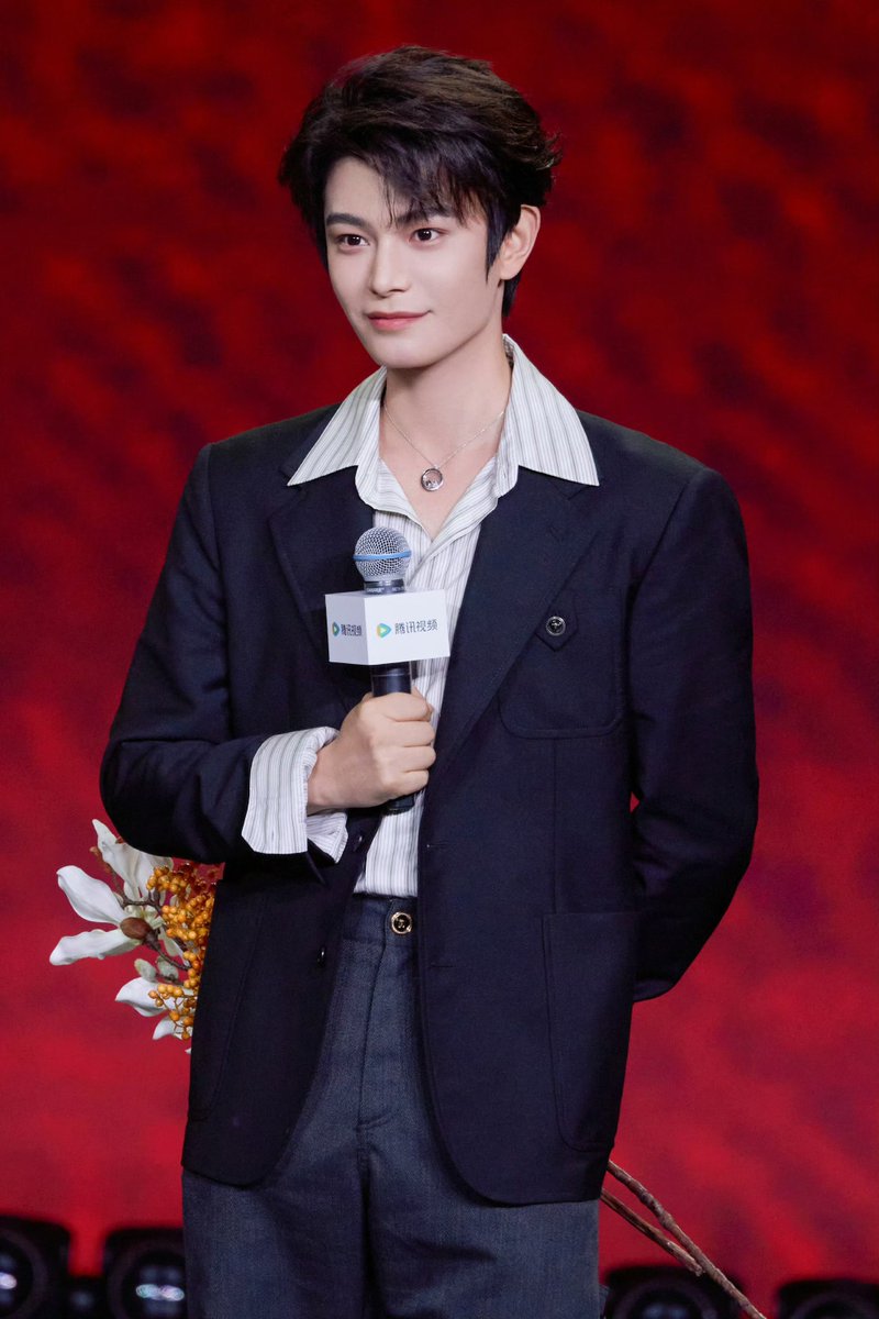 DingYuxi_0720's tweet photo. 25 | 06 | 2026

[trans] #DingYuxi takes the stage to present his new drama, #花开锦绣 #EscapeToYourHeart✨🌸

With genuine passion, he continues to refine every role, patiently waiting for the day this new story meets its audience.

©•丁禹兮工作室_OFFICIAL

#花开锦绣 #EscapeToYourHeart 
#ติงอวี่ซี #DingYuxi #丁禹兮 #정우혜‌