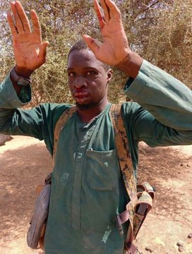 VoixPlateau's tweet photo. #MALI 🇲🇱: Fin de cavale pour ce groupe terroriste surpris avec des drones et des motos piégées. Mains levées, ils se rendent. Après des mois de traque, le scénario est toujours le même : la fuite, puis la reddition. La fin du film pour ceux qui pensaient pouvoir semer la terreur https://t.co/ZNwEMwOwFG