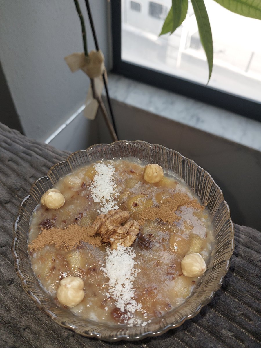 elfbusraerden's tweet photo. Glutensiz besleniyorum diye aşuresiz kalamazdım. Hayatımda ilk defa aşure yaptım hem de normali gibi oldu çok mutluyuummm https://t.co/BavIrW18EI