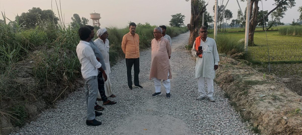 gyanendramla's tweet photo. ग्र���मसभा लक्ष्मीपुर देऊरवां के नारायण टोला में हो रहे सड़क निर्माण कार्य का निरीक्षण कर संबंधित अधिकारियों एवं ठीकेदार को सड़क की गुणवत्ता पर विशेष ध्यान दें ऐसा दिशा निर्देशित किया।
#निरीक्षण 
#निर्माण_कार्य https://t.co/oqWiAX1lCf