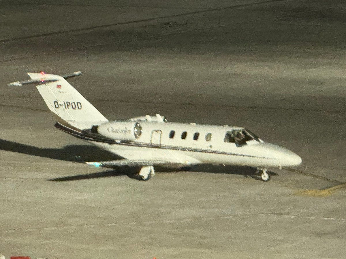 controladores's tweet photo. Operativa de trasplante de órganos muy poco común anoche en Reus (LERS). Al no ser LERS H24, se mantuvo el aeropuerto abierto con un Controlador Aéreo de turno excepcionalmente en horario nocturno hasta la salida del vuelo (05h LT aproximadamente). 
#TrabajoEnEquipo https://t.co/lXdGKEauQG