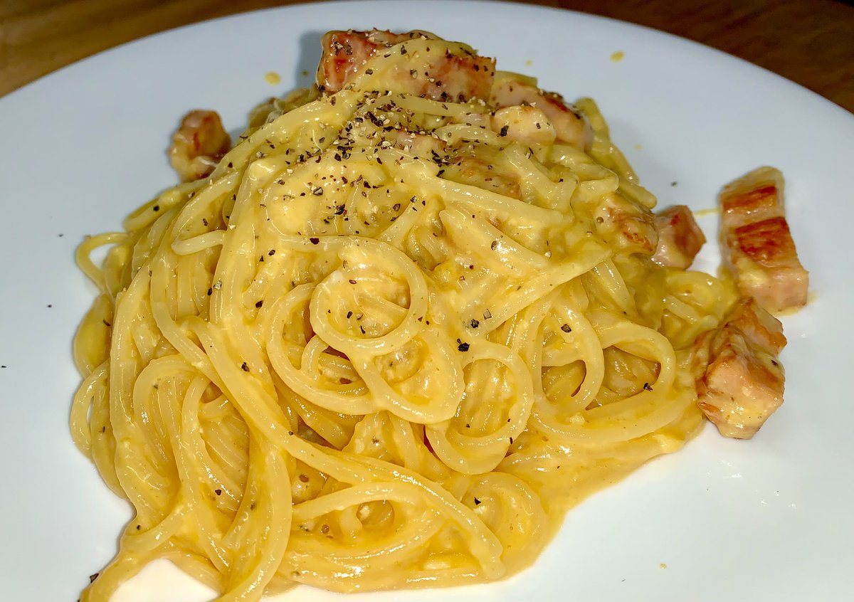 uj_k's tweet photo. 酔っ払って「あー…なんか無性にカルボナーラ食いてえなぁ」ってなって作ったら過去イチ美味いカルボナーラが出来た。僕の大事な友達たちに食べさせたい。イヤだと言っても口にねじ込みたい。 https://t.co/sFsUnZnMYW