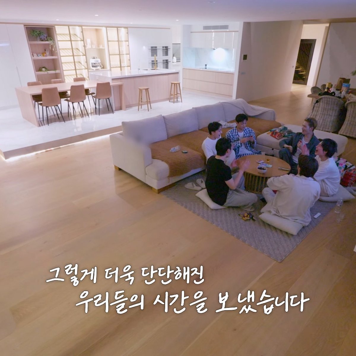 m0d0_22's tweet photo. 그러니까 또 진짜 진짜 비하인드는 보여주지않겠다고? https://t.co/V9p6ip5Sq9