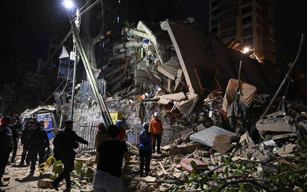 clindoeilinfo1's tweet photo. Le Venezuela a été frappé, dans la nuit du 24 au 25 juin 2026, par deux puissants séismes de magnitudes 7,2 et 7,5, suivis d’une trentaine de répliques. Selon un premier bilan communiqué par le gouvernement vénézuélien, au moins 164 personnes ont perdu la vie et près de 1 000 autres ont été blessées. Plusieurs immeubles se sont effondrés, provoquant des scènes de panique, notamment dans la capitale, Caracas. Dans la région de La Guaira, au nord de la capitale, des dizaines de bâtiments se sont écroulés ou ont subi d’importants dommages. Face à l’ampleur des dégâts, la présidente par intérim, Delcy Rodríguez, a décrété l’état d’urgence. Ce séisme est le plus puissant enregistré dans le pays depuis plus d’un siècle, selon les données de l’United States Geological Survey (USGS). Le précédent tremblement de terre d’une intensité comparable remonte au 29 octobre 1900. D’une magnitude estimée à 7,7, il s’était produit au large des côtes vénézuéliennes, au nord-est de Caracas, causant d’importants dégâts.

Juste un clin d’œil!