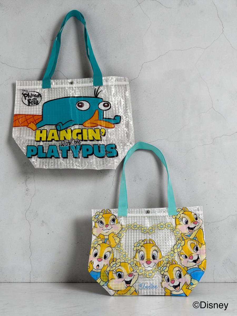 PONEYCOMB's tweet photo. 6/26(金)より始まる【Disney STITCH Summer Collection by PONEYCOMB】で先行発売する「ペリー」と「クラリス」デザインのPVCトートバッグ🏖☀️
濡れてもOK！行楽にもピッタリのトートバッグです✨️ https://t.co/sgog7zCims