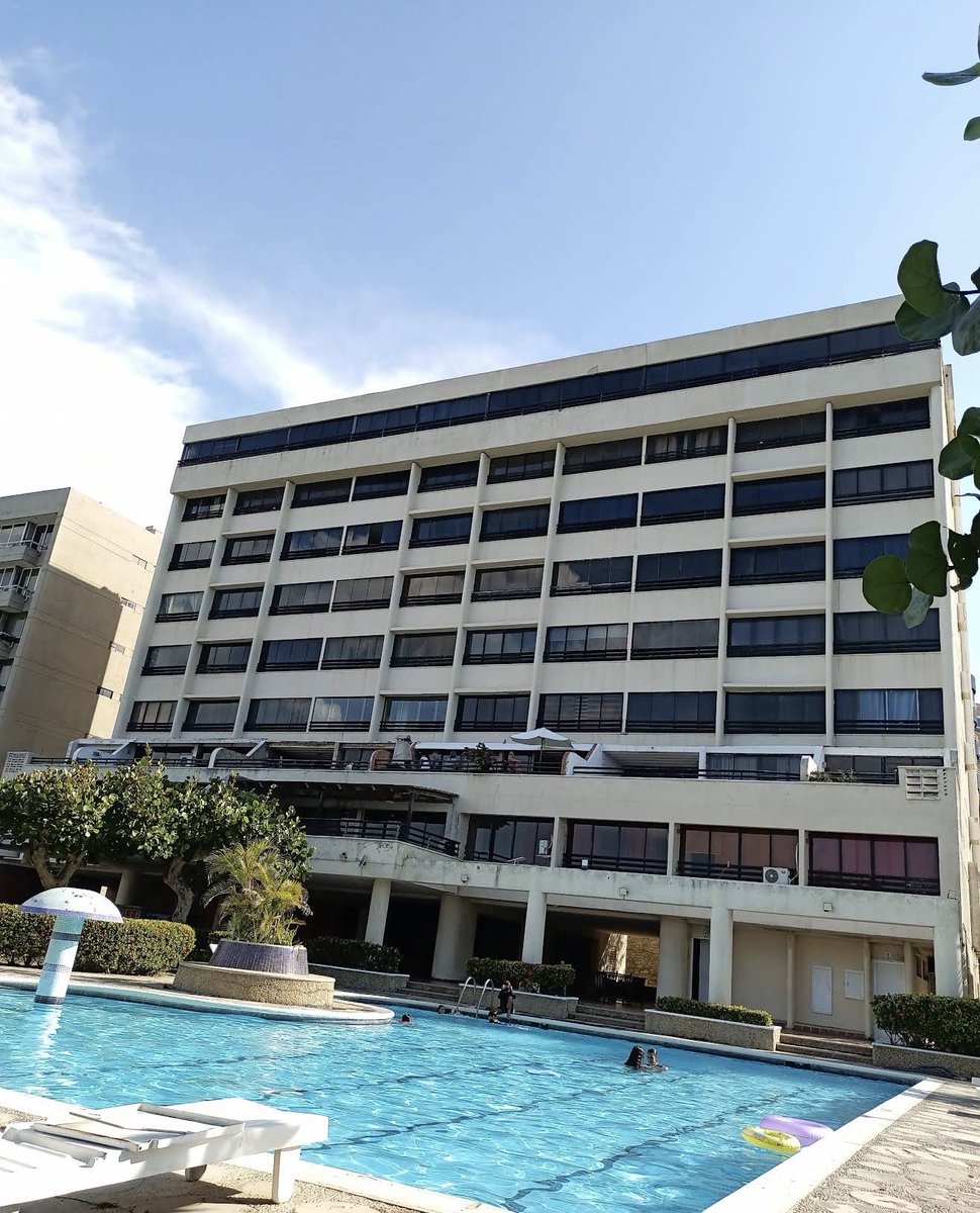 OrianaGarcia_'s tweet photo. ALERTA 🚨Por favor en residencias Orca, playa grande, estado la Guaira se necesita ayuda, aún hay personas bajo los escombros, se derrumbó por completo el edificio. 

  #laguaira #playagrande #venezuela https://t.co/ySPJyeYYrX