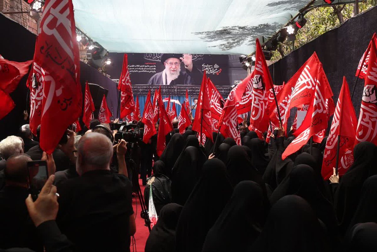 thehashemy's tweet photo. پرچم‌های سرخ انتقام رهبر شهید ، در ظهر عاشورا به اهتزاز درآمد. ✊🚩

#یالثارات_خامنه_ای https://t.co/uWXSXj9emH