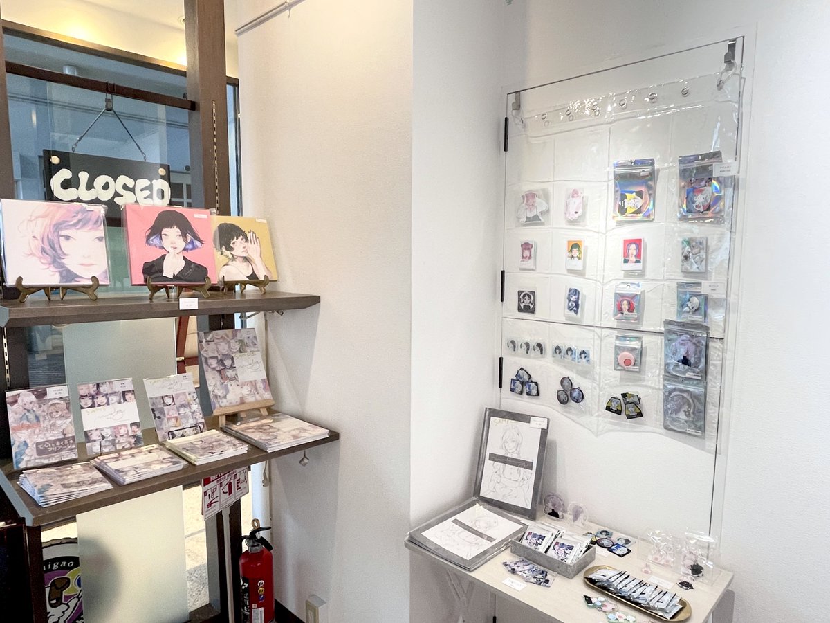 mimi_mro's tweet photo. 【明日スタート】

個展搬入してきました！
キャプションのないドローイングは即日お持ち帰りOK！🎨
グッズもたくさんあります✨
お会計は現金以外も可です🙆‍♀️

在廊日は6/28、7/4、6です🍉
初の神奈川個展、ぜひ遊びに来てくださいね〜！
#mielinelog https://t.co/5n6JBLh7oj