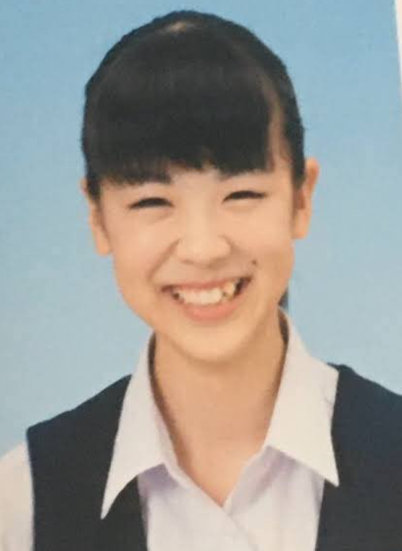 U6k7GnTqyLPlEvF's tweet photo. 知名度SSS

旭川いじめ凍死事件　主犯格•中尾真穂

被害者である広瀬爽彩さんに対して
わいせつ画像の送信や自慰行為を強要。

ウッペツ川の土手に呼び出して
小学生を含む１０名以上で
広瀬さんを取り囲みながら
「画像を拡散させる」「死ね」
などと脅迫して
高さ4mもある土手から
川に無理やり飛び込ませて
意識不明の重体に陥らせた。

立派な殺人未遂事件であるにも関わらず
中尾は証拠不十分などの理由から
警察に逮捕されなかった。

広瀬さんの死後
週刊文春から取材を受け
爽彩さんが亡くなったと知って
どう思ったかを問われると
「正直何も思ってなかった」
と回答した。

中尾は中学校を卒業後
事件を起こした影響からか
高校には進学せず
旭川市内で理髪店での見習い店員や
ガールズバーでの風俗嬢などをしていたが
いずれもネット上で身元が特定され
店側にクレームが殺到したため
解雇された。

現在も旭川市内に潜伏していると思われる。