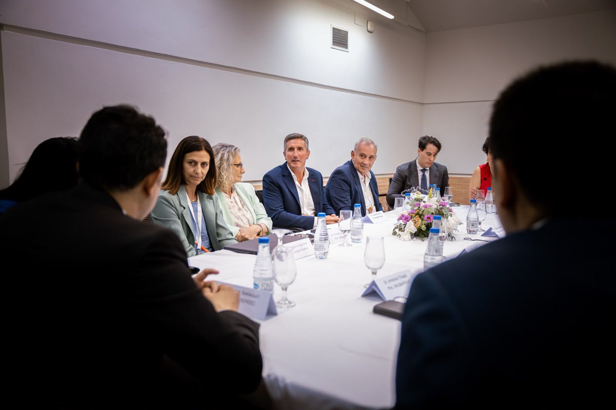 inclusiongob's tweet photo. 💼 @saizelma se ha reunido en Huelva con representantes de @Freshuelvaes y @CoopsAgroAND para seguir impulsando este modelo de éxito

🤝 La ministra les ha transmitido la importancia de una colaboración públlico-privada que asegura una migración circular ordenada y segura https://t.co/3BPMTylYFk