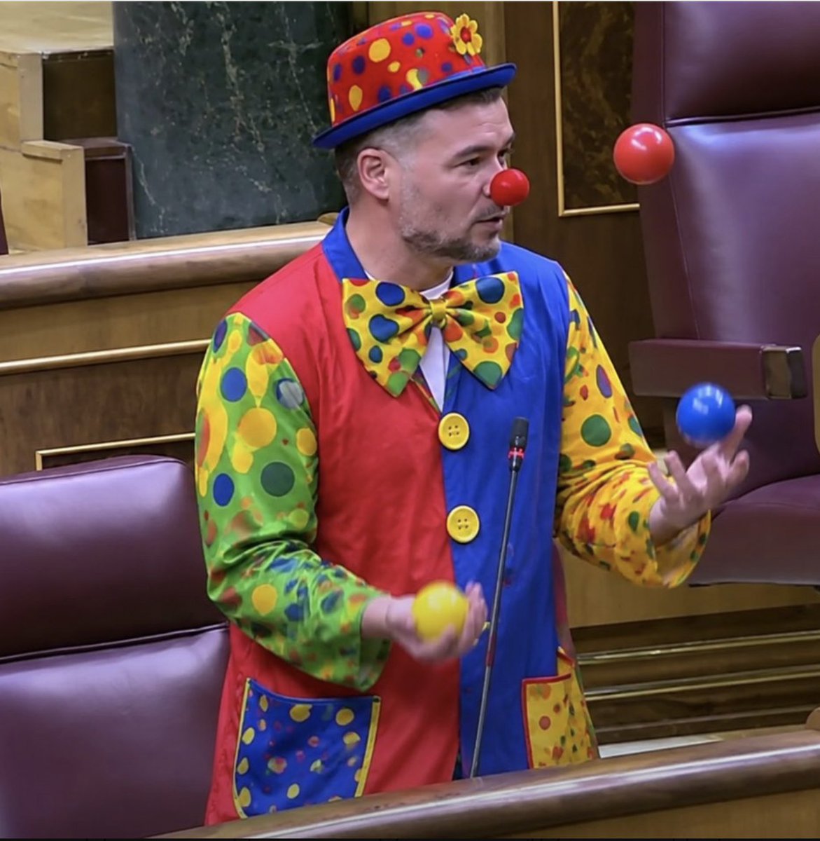 josecalvogomez's tweet photo. Ahora que los españoles lo van a mandar a su querida Cataluña,va a trabajar en un circo de https://t.co/TguLkCt8xb quiere volver a descargar camiones,su antigua profesión. Políticamente 
D.E.P https://t.co/zbQTP8r3Co