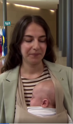 PinoCacucci1's tweet photo. una ministra svedese si è presentata a Lussemburgo con in braccio Vin Diesel https://t.co/Bfw6gHoCrA