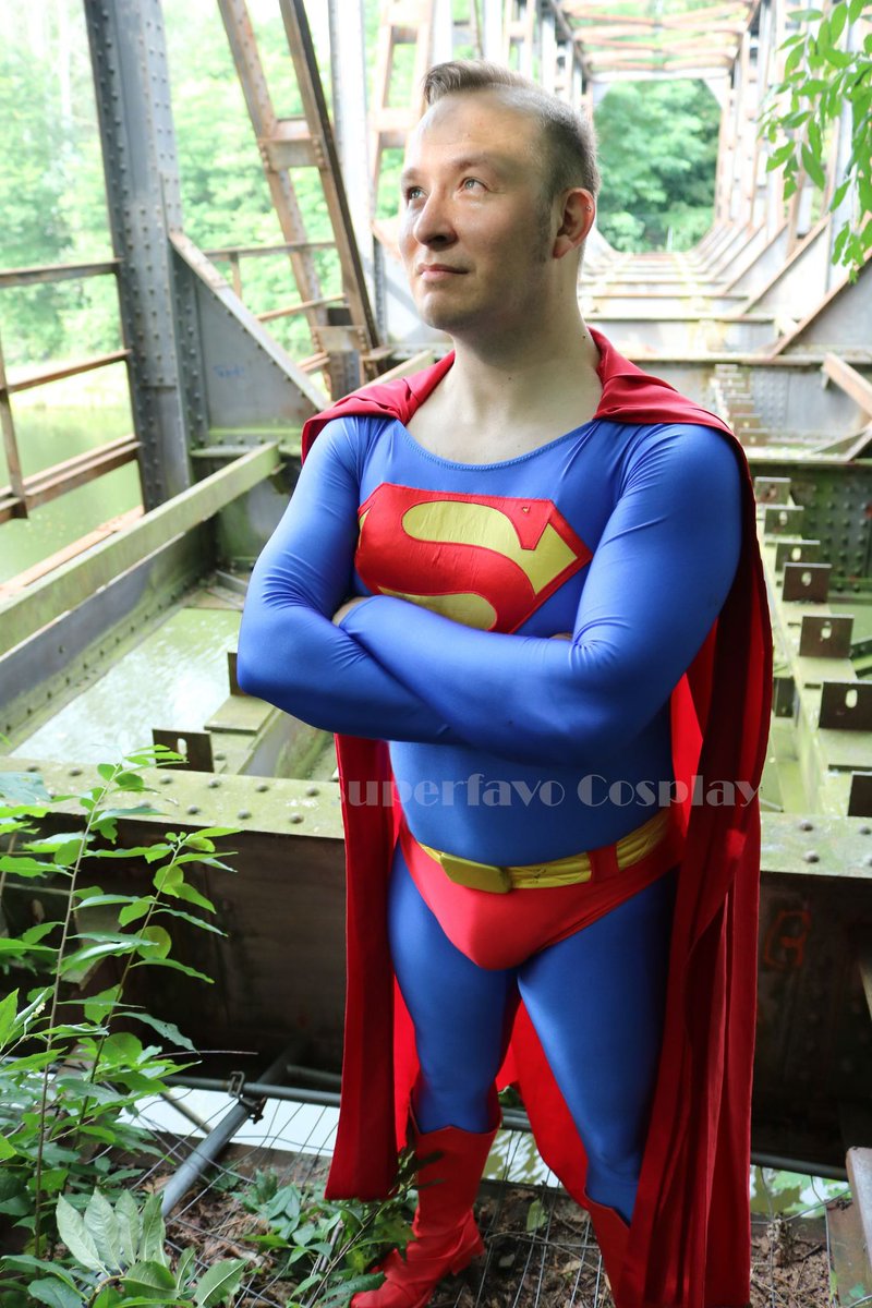 Superfavoberlin's tweet photo. Weitere Bilder passend zum Throwback Thursday!
War auch eine coole Brücke für ein paar gute Fotos, aber leider gab es super viele Mücken. Und ja, sie können durch den Anzug stechen 🤯
#superman #supermansuit #cosplay #lostplace #brücke https://t.co/Y0MhaucRzi