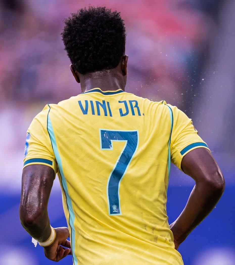 NJanfren's tweet photo. Uma coisa que quase ninguém fala: o quanto o Vini Jr tem uma MENTALIDADE de titânio.

O moleque é atacado e sofre todo tipo de preconceito desde que era adolescente, no profissional do Flamengo. E tudo piorou ainda mais quando chegou no Real Madrid.

Muitas críticas injustas e desproporcionais, com a ajuda da mídia brasileira.

Qualquer um teria desistido, mas eu nunca vi o Vinicius xingando, sendo arrogante ou mal educado com ninguém.

Só trabalhou calado, respondendo e calando todos dentro de campo.

Uma referência de trabalho duro e resiliência.
