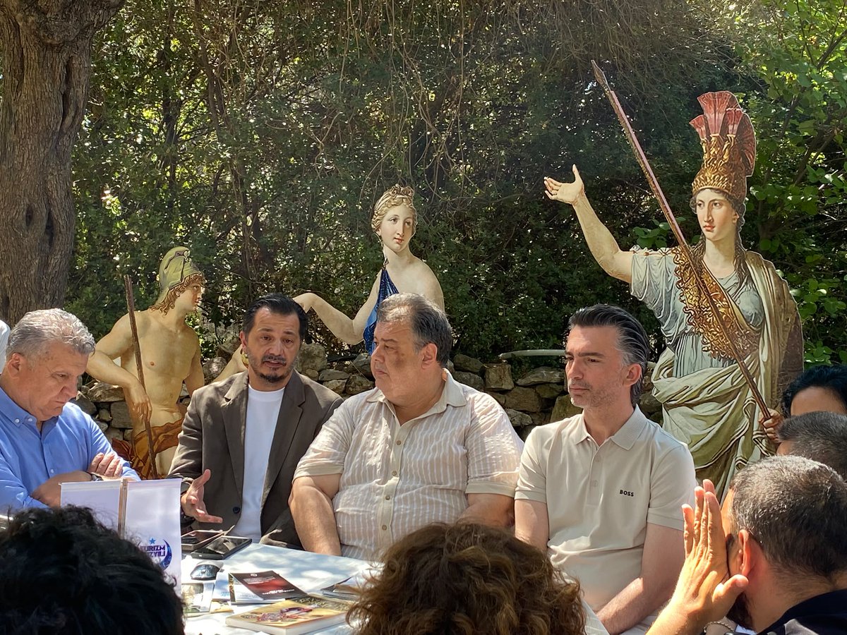 tursaborgtr's tweet photo. TÜRSAB Kültür Turizmi ve Gastronomi Turizmi İhtisas Başkanlıklarımızın ortak aylık olağan toplantısı, Kültür Turizmi İhtisas Başkanımız Hakan Çokgezen ve Gastronomi Turizmi İhtisas Başkanımız M. Tümay İmamoğlu başkanlığında, Balıkesir Antandros Antik Kenti’nde hibrit formatta gerçekleştirildi.

Toplantıya; Yönetim Kurulu Üyemiz Özgür Ildır Öksüz, Çanakkale-Balıkesir BTK Başkanımız Fatih Ergün, Balıkesir İl Kültür ve Turizm Müdürü Neslihan Vurucu, Balıkesir İl Kültür ve Turizm Müdür Yardımcısı Erdinç Bayram, Balıkesir Büyükşehir Belediyesi Kent Tarihi Dairesi Başkanı Derya Solak, Edremit Ticaret Odası Genel Sekreteri Recep Akgün, Antandros Derneği Başkanı Gülçin Cömert, Turizm Vizyon Yazarı Gözde Uzun, Körfezde Haber Yazarı Mehmet Ene ile Anadolu Ajansı Bölge Muhabiri Hakan Firik’in yanı sıra ihtisas başkan yardımcılarımız ve üyelerimiz katılım sağladı.

Toplantıda, İhtisas Başkanlıklarımız tarafından gerçekleştirilen etkinliklere ilişkin değerlendirmelerde bulunuldu. Ayrıca Balıkesir’in kültür ve gastronomi turizmi seyahat acentaları perspektifinden ele alınarak bölgenin deneyim odaklı bir destinasyon olarak öne çıkarılması, mevcut gastronomi festivallerinin katkıları ve kamu–özel sektör iş birlikleri değerlendirildi. Toplantı sonrasında Havran Turizm Çalıştayı’na da katılım sağlanarak bölgenin turizm potansiyeline ilişkin görüş alışverişinde bulunuldu.

Katılım sağlayan tüm üyelerimize teşekkür ederiz.