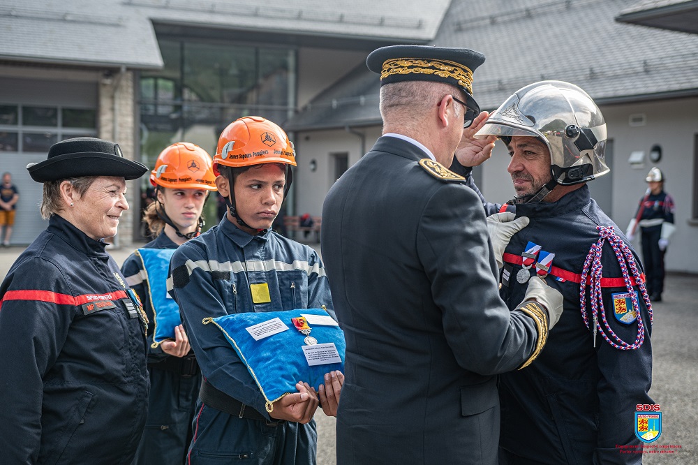 Prefet65's tweet photo. #VotreSécurité 🚒| Journée nationale des #SapeursPompiers à Cauterets.
4 pompiers du @Sdis65 ont été honorés pour leur courage et leur engagement sans faille au service des #HautsPyrénéens.
👏 Merci pour votre #dévouement 365 jours par an ! https://t.co/JLwQtmyePI
