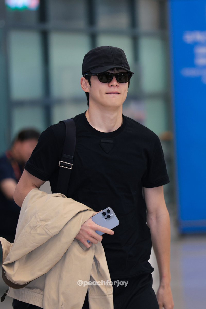 jaehyunxjeno's tweet photo. pesona black outfit dan cowok inisial j (jaehyun jeno) https://t.co/pAsgb9TCAu