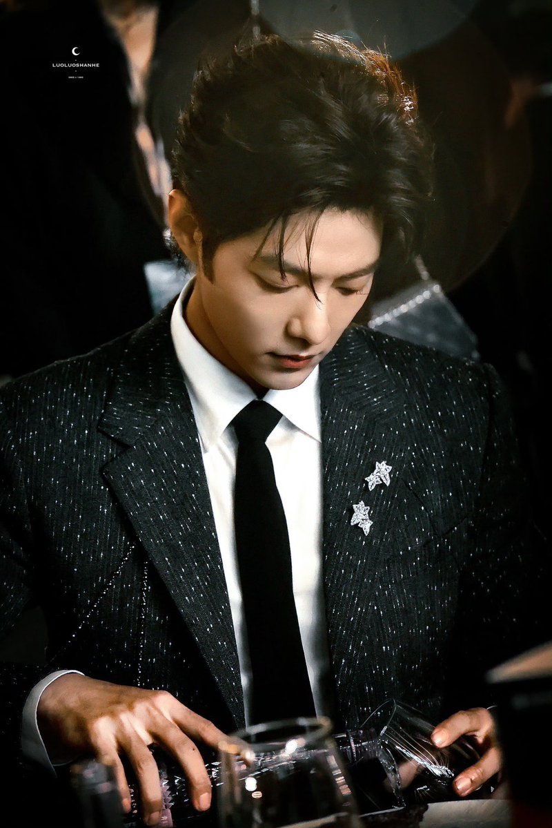 jerjes00's tweet photo. โอ๊ย โอ๊ย โคตรจะที่สุดของแจ้ เห็นหน้าแล้วอยากฟังเพลงตายทั้งเป็น คนอะไรหล่อยังกะเทวดาเดินดิน แค่เพียงสบตาก็น่าจะล้มตึง พี่จ้านคือที่สุดของหัวใจ 😭😭😭

XIAO ZHAN MAGNOLIA NOMINATION
#MagnoliaBestActorNomineeXiaoZhan https://t.co/7BilVlAXXK