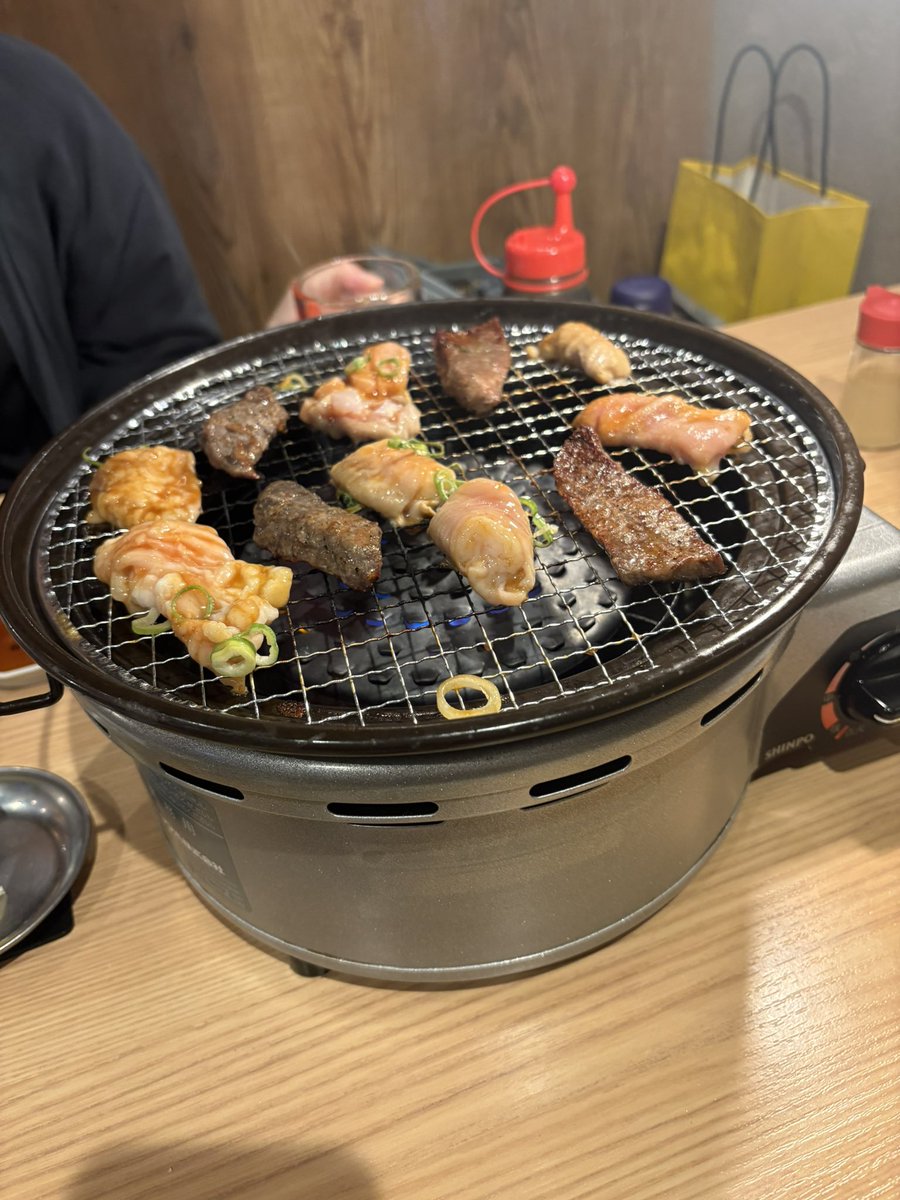 reeka_summer's tweet photo. 先週誕生日の旧友と、明日誕生日の私で乾杯！
テーブルに酎ハイサーバついてんの初めて！ https://t.co/STKB2VPesz